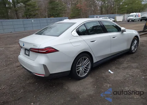 2025 BMW 530I xDrive из США, поврежденный, VIN WBA53FJ09SCU82819